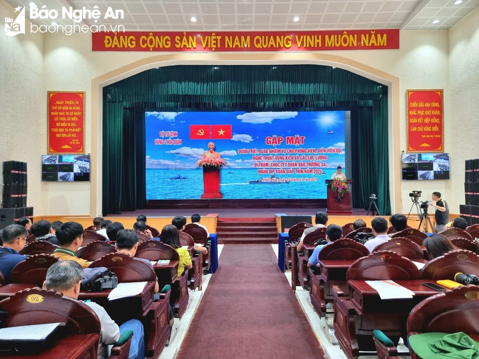 92 phóng viên, nhà báo bắt đầu hành trình thăm, tặng quà, chúc Tết quân, dân huyện đảo Trường Sa