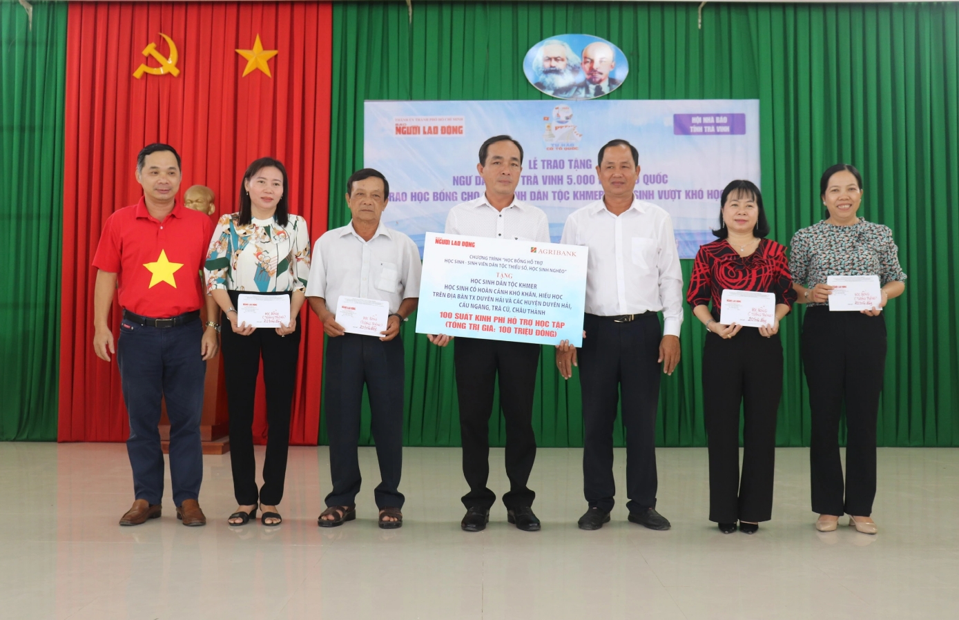 Báo Người Lao Động trao tặng cờ Tổ quốc cho ngư dân tỉnh Trà Vinh