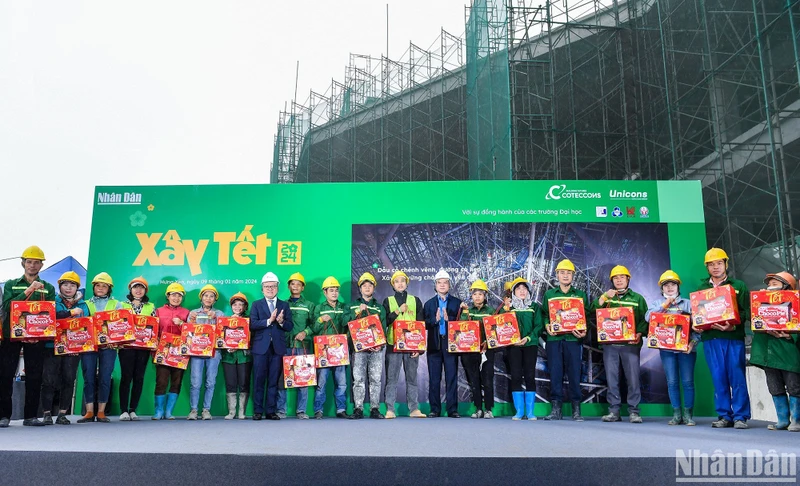 Báo Nhân Dân trao quà cho công nhân công trường Ecopark, huyện Văn Giang, tỉnh Hưng Yên