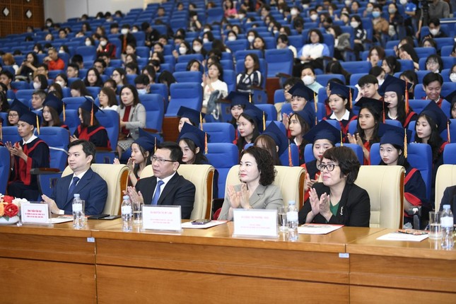 Báo Tiền Phong trao học bổng cho 120 thủ khoa, á khoa thuộc các trường đại học, học viện
