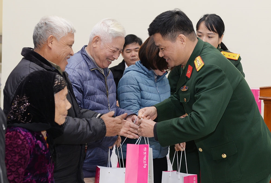 Báo Quân đội nhân dân trao quà cho gia đình chính sách nhân dịp Tết Nguyên đán