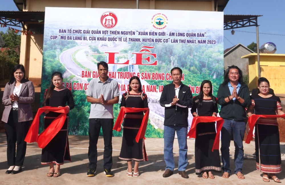 Trao tặng 6 sân bóng chuyền các thôn làng khu vực biên giới