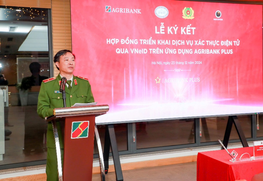 Lễ ký kết triển khai dịch vụ xác thực điện tử qua VNeID trên ứng dụng Agribank Plus giữa Agribank và Trung tâm RAR - Bộ Công an - ảnh 2 Hình ảnh: Lễ ký kết triển khai dịch vụ xác thực điện tử qua VNeID trên ứng dụng Agribank Plus giữa Agribank và Trung tâm RAR - Bộ Công an số 2