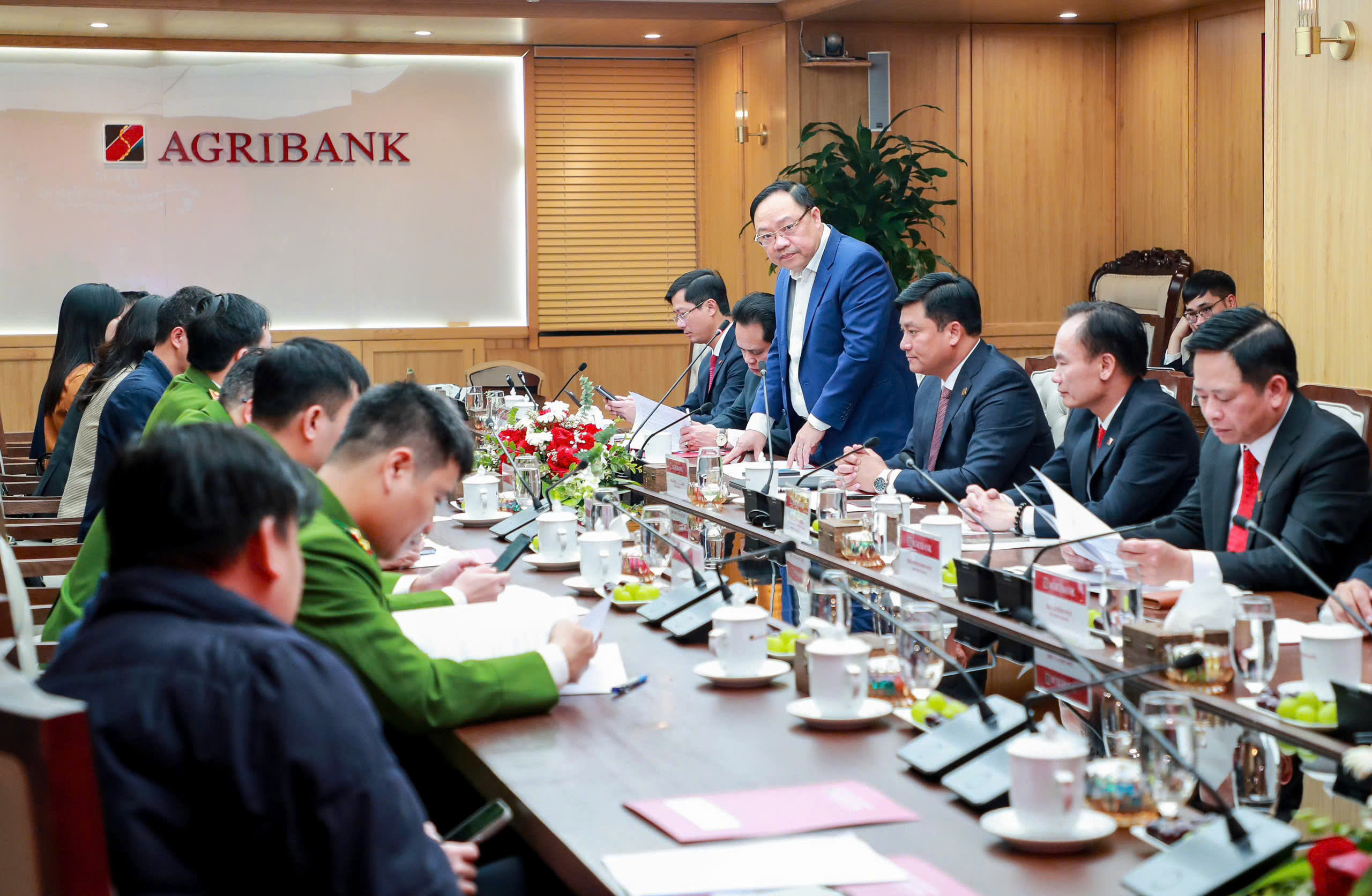 Lễ ký kết triển khai dịch vụ xác thực điện tử qua VNeID trên ứng dụng Agribank Plus giữa Agribank và Trung tâm RAR - Bộ Công an - ảnh 3 Hình ảnh: Lễ ký kết triển khai dịch vụ xác thực điện tử qua VNeID trên ứng dụng Agribank Plus giữa Agribank và Trung tâm RAR - Bộ Công an số 3