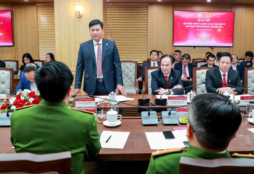 Lễ ký kết triển khai dịch vụ xác thực điện tử qua VNeID trên ứng dụng Agribank Plus giữa Agribank và Trung tâm RAR - Bộ Công an - ảnh 4 Hình ảnh: Lễ ký kết triển khai dịch vụ xác thực điện tử qua VNeID trên ứng dụng Agribank Plus giữa Agribank và Trung tâm RAR - Bộ Công an số 4
