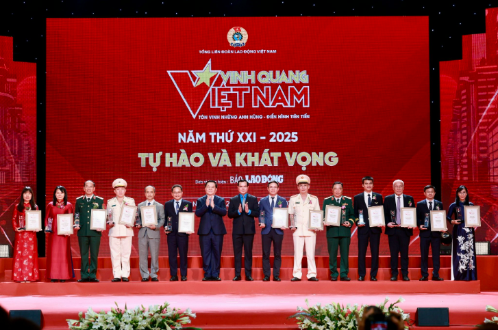 Hình ảnh: Agribank được vinh danh tại Chương Trình “Vinh Quang Việt Nam” 2025: Khẳng định vị thế trụ cột trong sự nghiệp phát triển “Tam nông” số 3