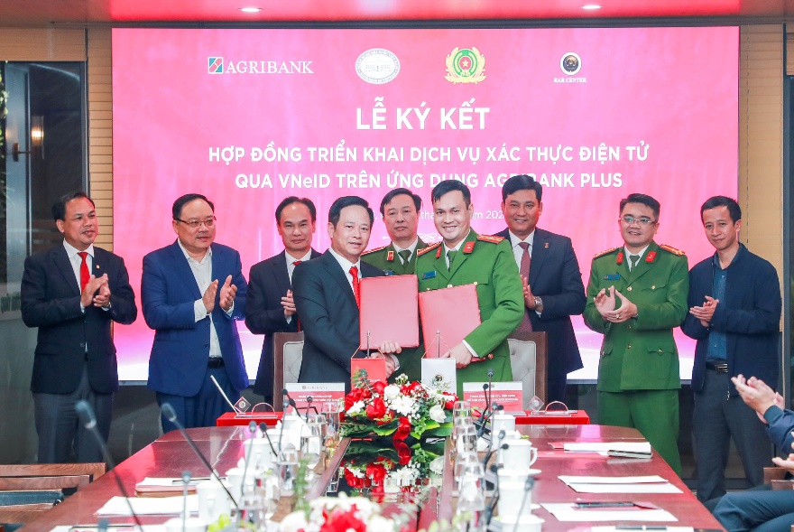 Lễ ký kết triển khai dịch vụ xác thực điện tử qua VNeID trên ứng dụng Agribank Plus giữa Agribank và Trung tâm RAR - Bộ Công an - ảnh 1 Hình ảnh: Lễ ký kết triển khai dịch vụ xác thực điện tử qua VNeID trên ứng dụng Agribank Plus giữa Agribank và Trung tâm RAR - Bộ Công an số 1