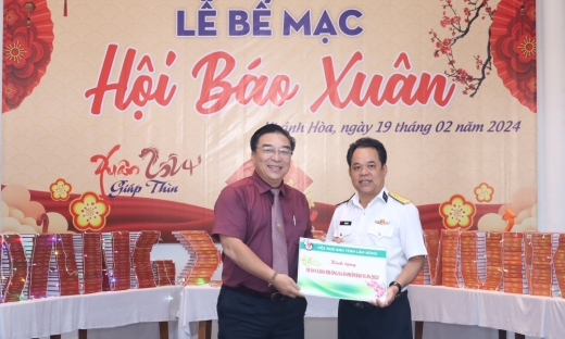 Trao tặng 1.450 ấn phẩm cho quân và dân huyện đảo Trường Sa