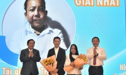 Báo Người Lao Động trao giải cuộc thi viết \