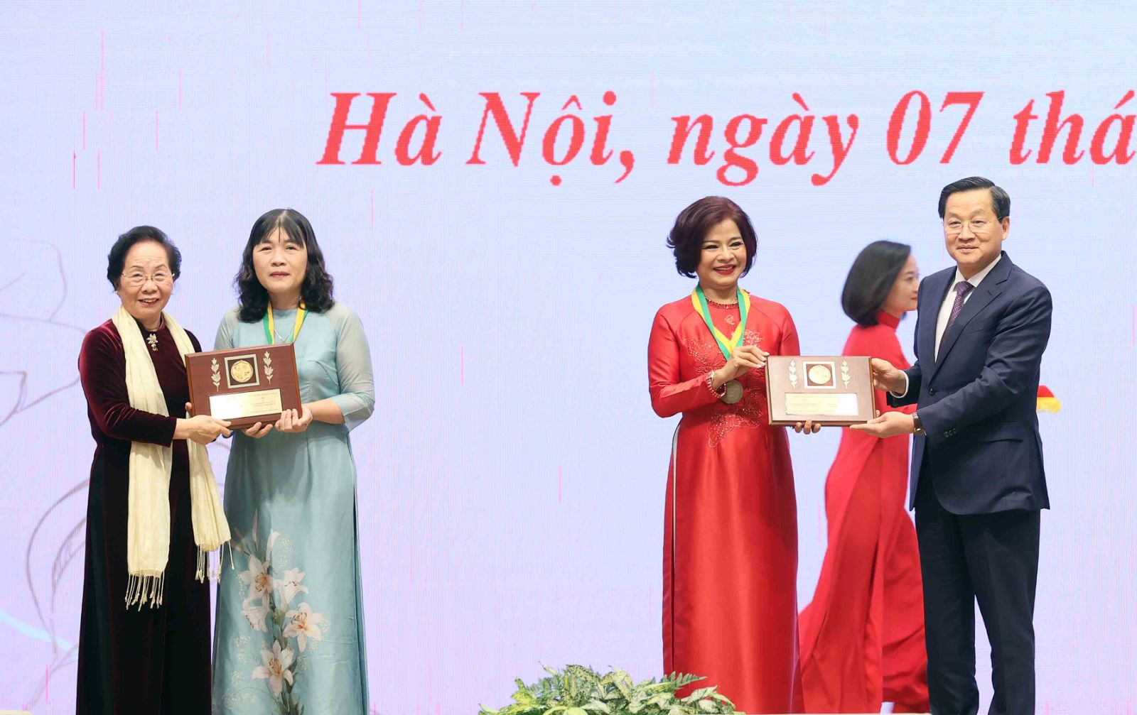 Phụ nữ Việt Nam sẽ tiếp tục tỏa sáng phẩm chất cao đẹp \