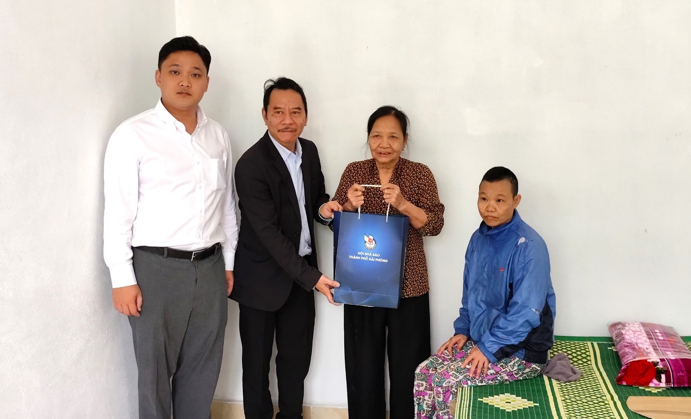 Trao tặng nhà tình nghĩa cho gia đình nạn nhân nhiễm chất độc da cam