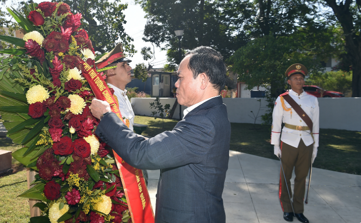 Phó Thủ tướng Trần Lưu Quang dâng hoa tưởng niệm Chủ tịch Hồ Chí Minh tại Thủ đô La Habana, Cuba