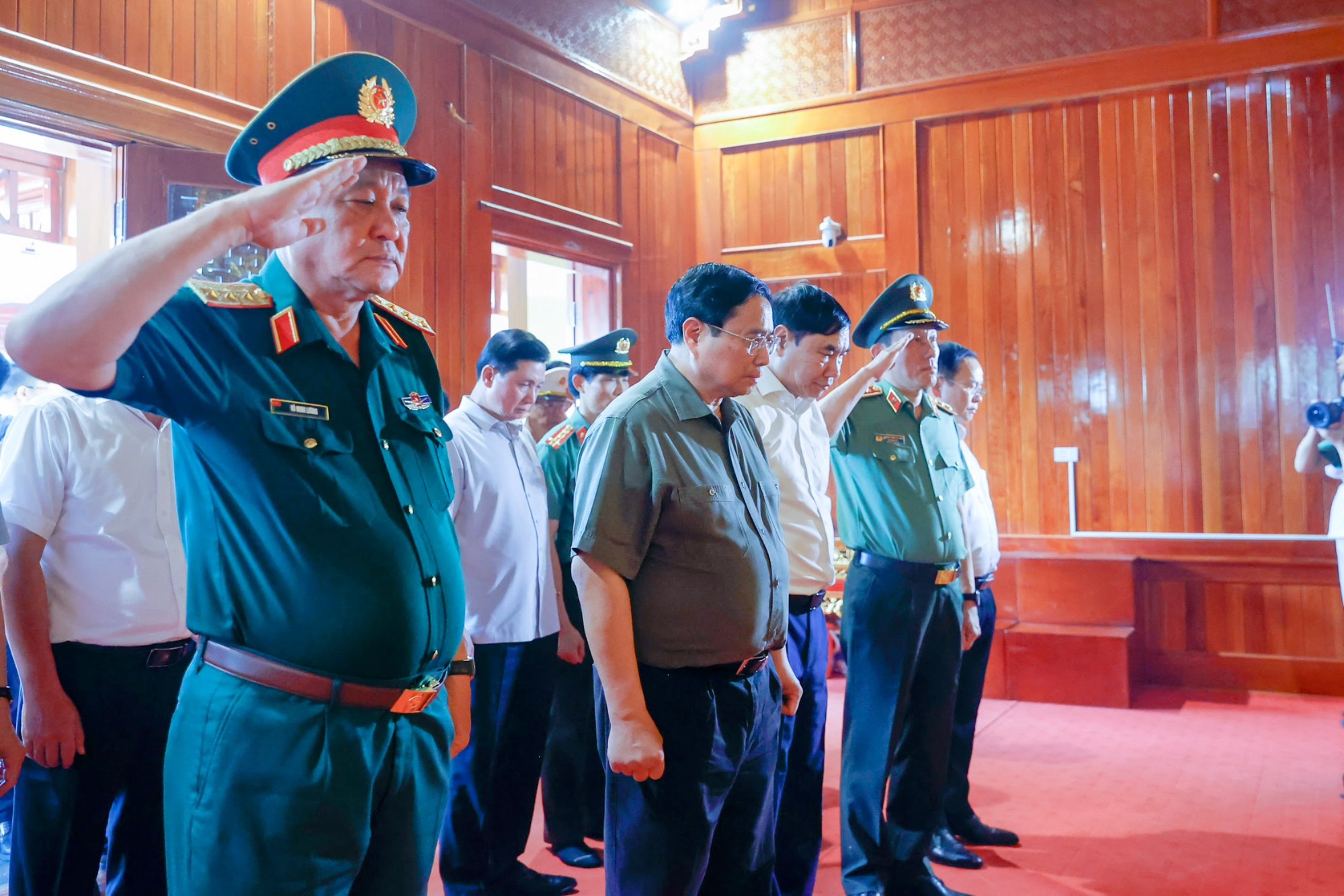 Thủ tướng Phạm Minh Chính dâng hương Đại tướng Võ Nguyên Giáp và tặng quà tri ân 20 gia đình chiến sĩ Điện Biên
