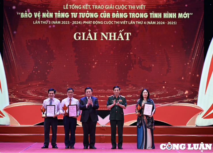 Tôn vinh các tác giả tâm huyết, bản lĩnh, sáng tạo với nhiệm vụ bảo vệ nền tảng tư tưởng của Đảng