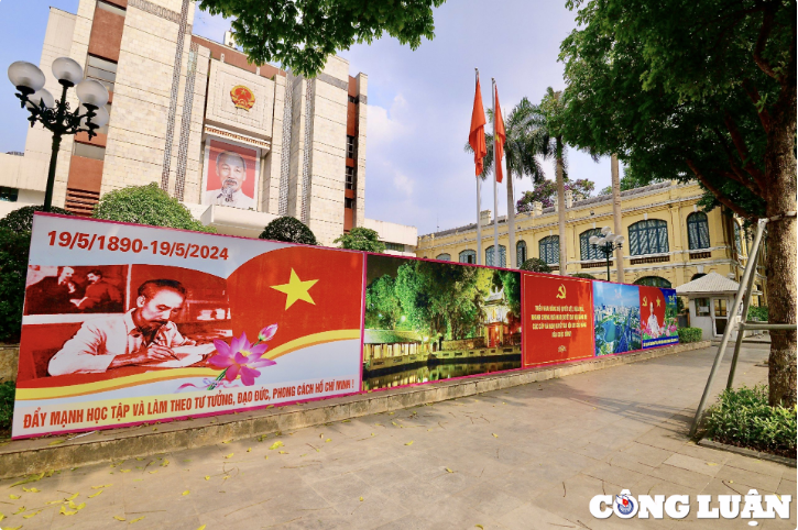 Đường phố Hà Nội rực rỡ cờ hoa, khẩu hiệu kỷ niệm 134 năm ngày sinh Chủ tịch Hồ Chí Minh
