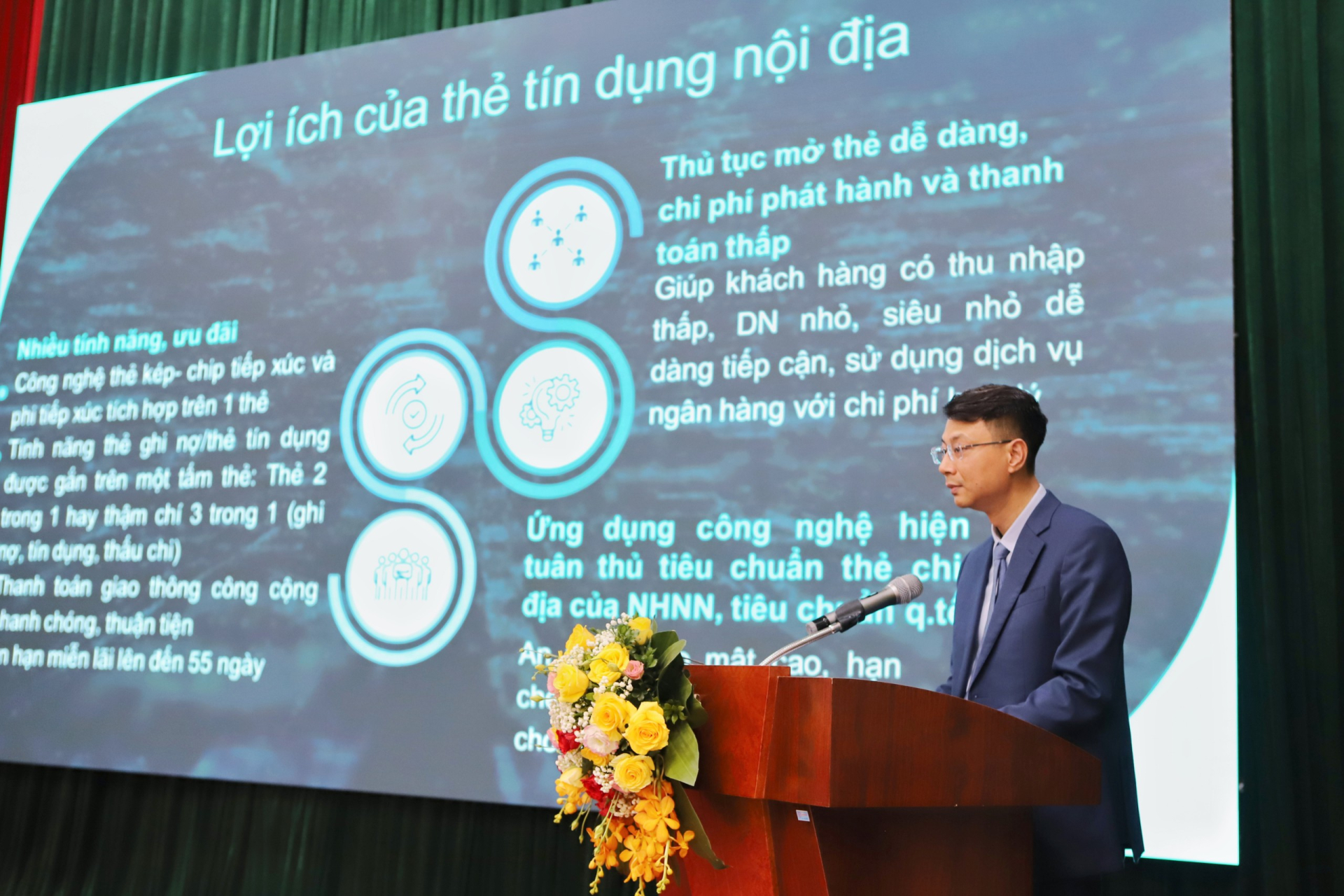 Thanh toán không dùng tiền mặt tăng gần 57%