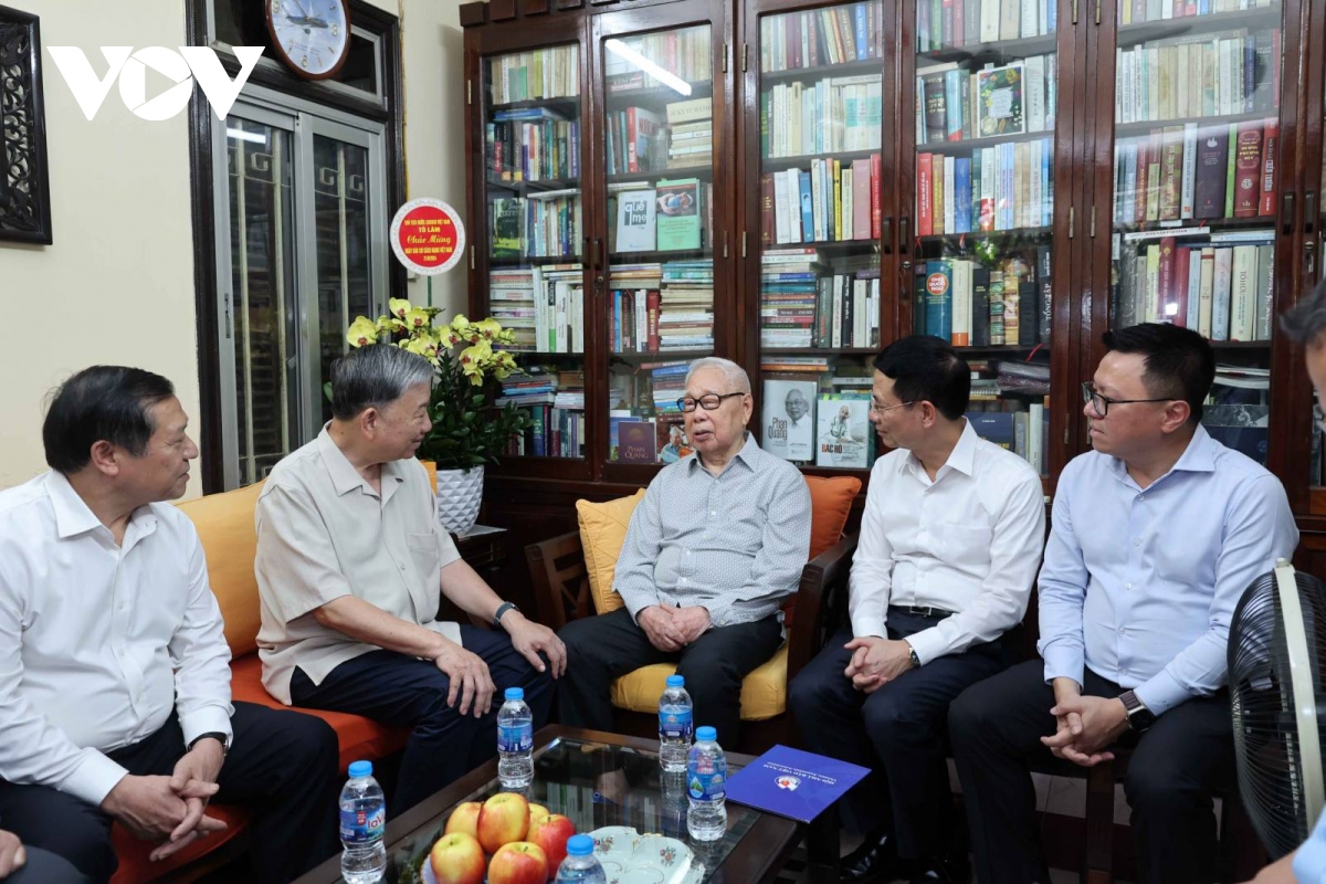 Chủ tịch nước Tô Lâm thăm và chúc mừng các nhà báo lão thành