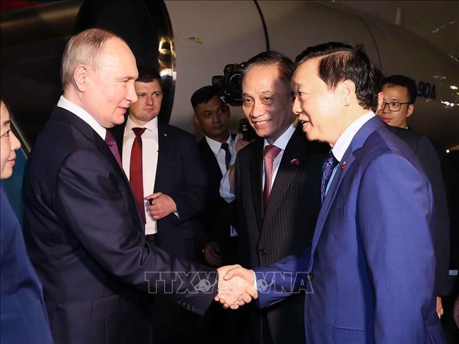 Tổng thống Vladimir Putin bắt đầu chuyến thăm cấp Nhà nước tới Việt Nam