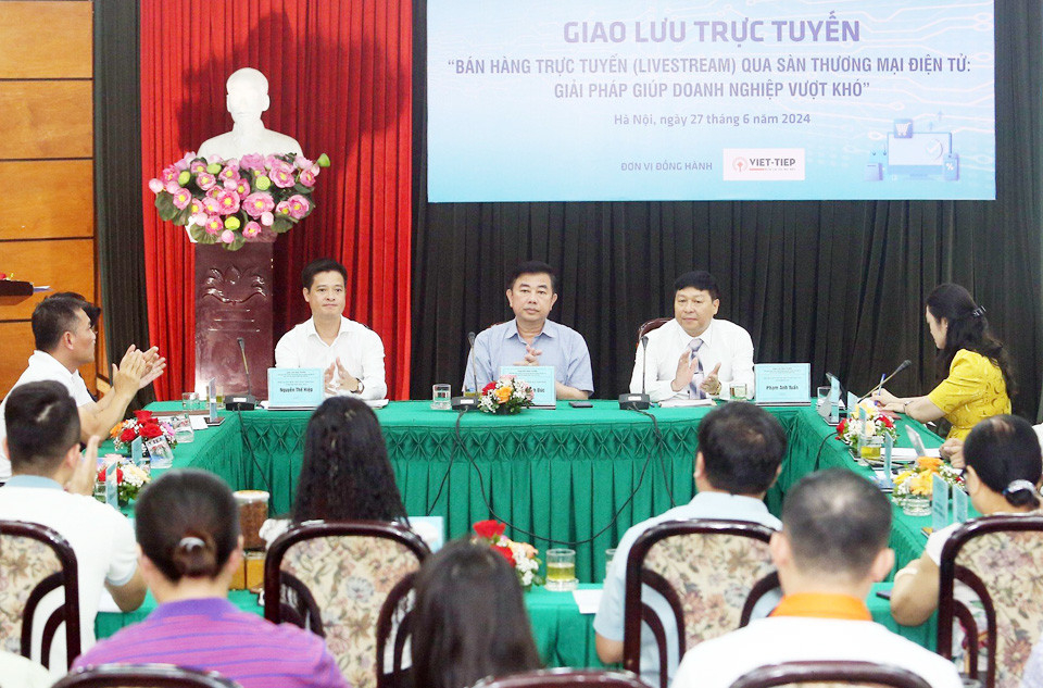 Báo Hànộimới tổ chức giao lưu trực tuyến về bán hàng trực tuyến