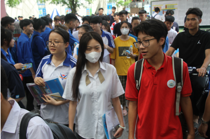 Các trường đại học đua nhau công bố kết quả xét tuyển sớm để giành thí sinh