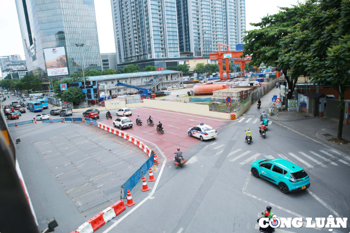 Rào chắn ở gầm cầu vượt nút giao Nguyễn Chí Thanh - Kim Mã, phân luồng giao thông ra sao?
