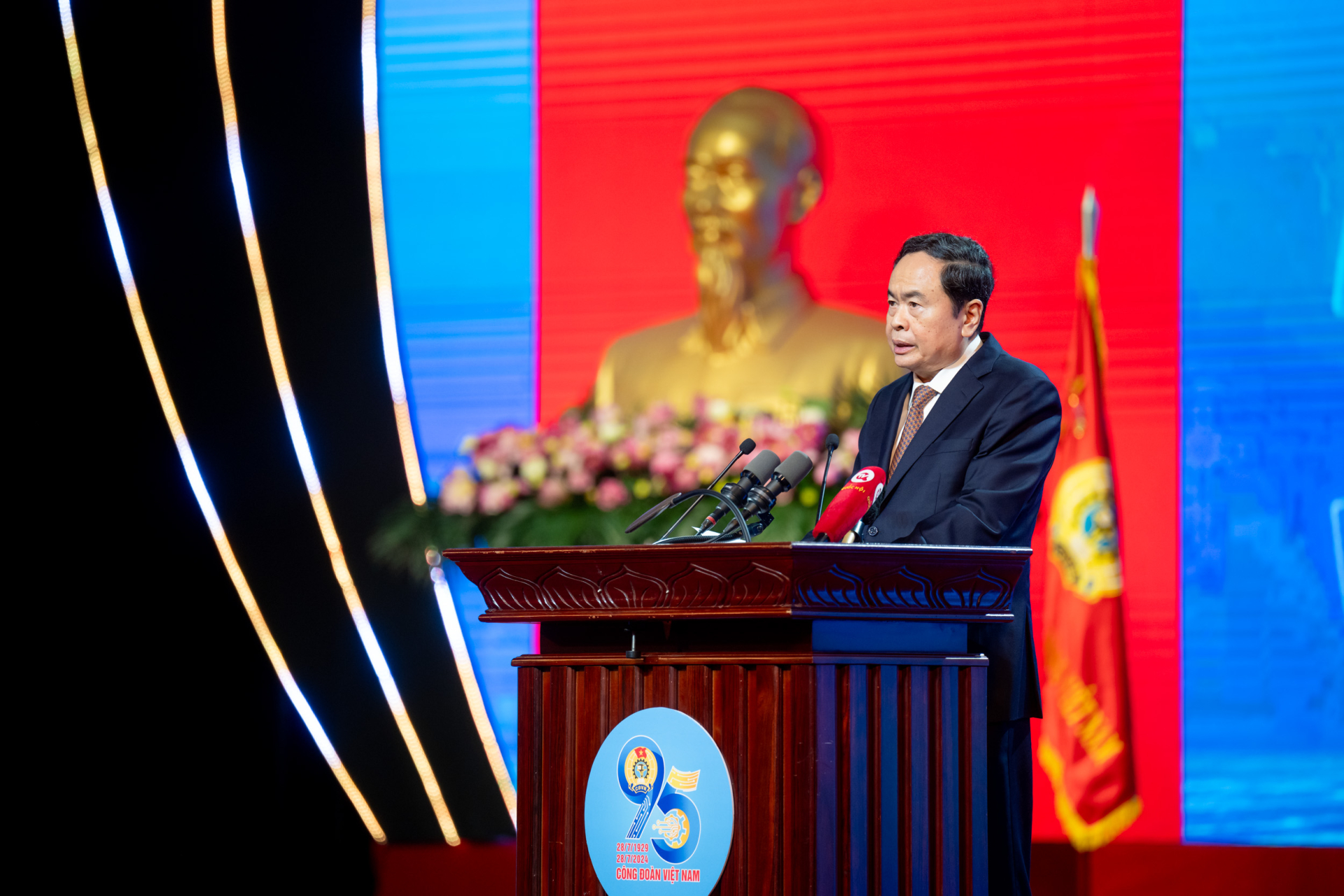Chủ tịch Quốc hội mong muốn những cán bộ công đoàn tiêu biểu sẽ lan tỏa mạnh mẽ tinh thần đổi mới, sáng tạo
