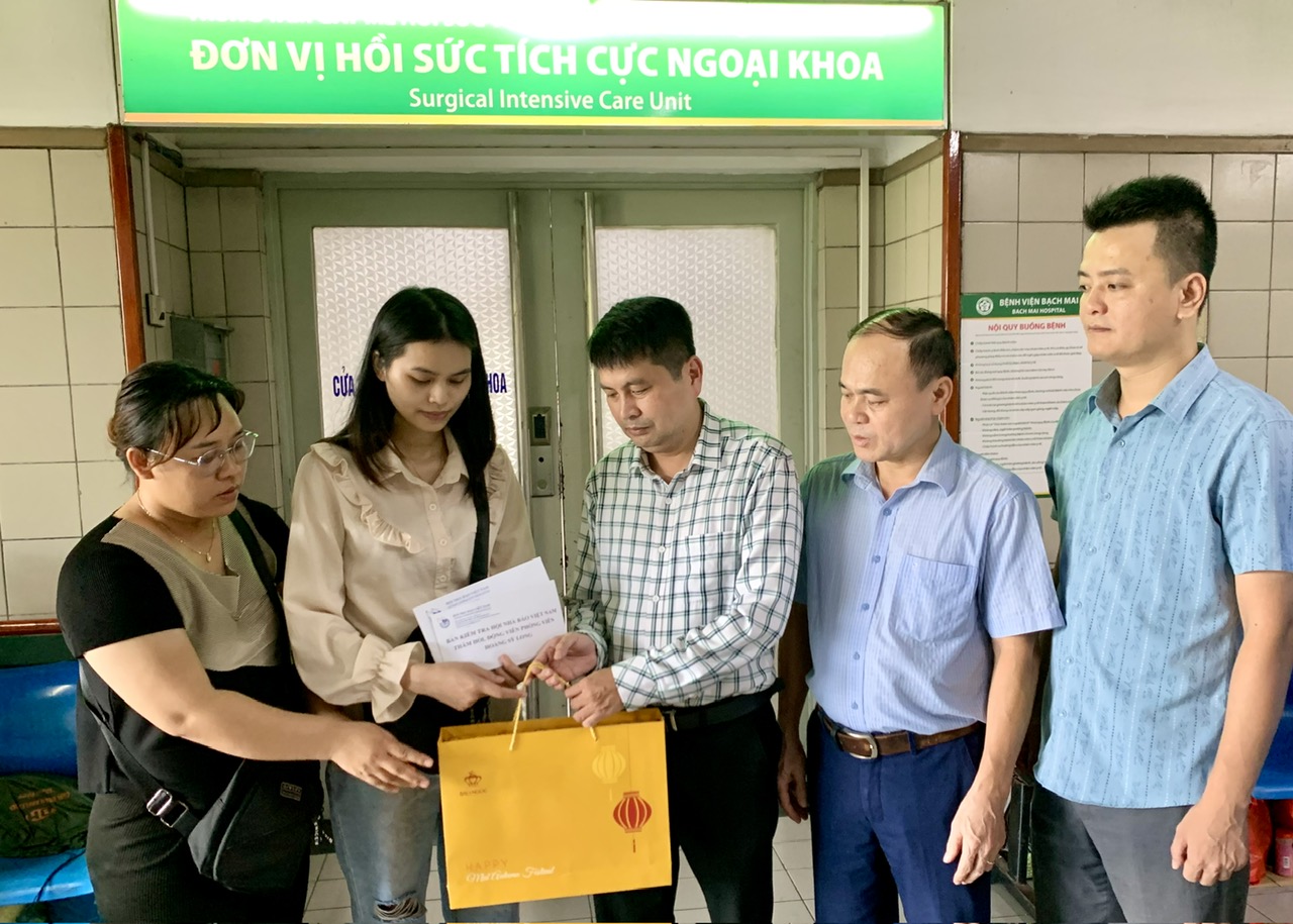 Hội Nhà báo Việt Nam thăm hỏi hội viên gặp nạn do ảnh hưởng của cơn bão số 3