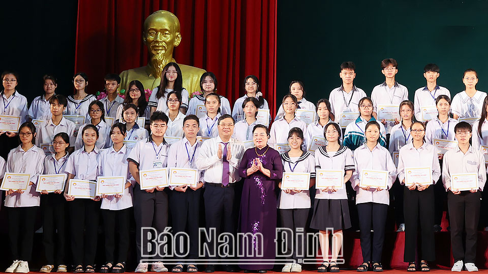 Nam Định: 2.000 suất học bổng tặng người lao động tiêu biểu tự học, học sinh, sinh viên vượt khó học giỏi