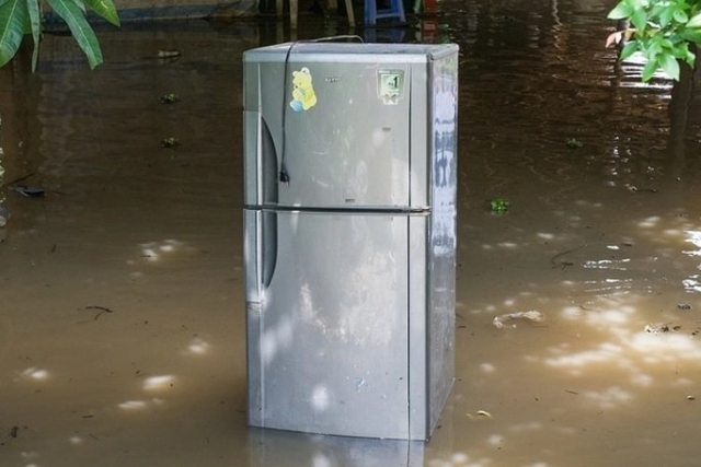 Đồ điện tử bị ngập nước sau bão lũ: Cách xử lý an toàn và hiệu quả