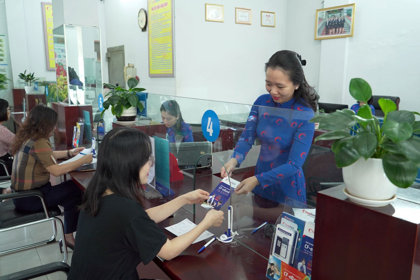 Co-opBank triển khai dịch vụ nạp tiền và thanh toán hóa đơn tại quầy