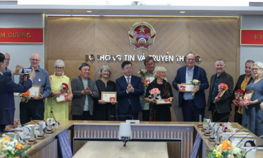 Bộ Thông tin và Truyền thông gặp mặt, trao tặng Kỷ niệm chương cho các nhà báo Thụy Điển