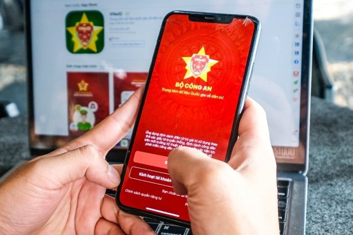 Có thể xuất trình Căn cước điện tử để làm thủ tục chứng thực hợp đồng, giao dịch