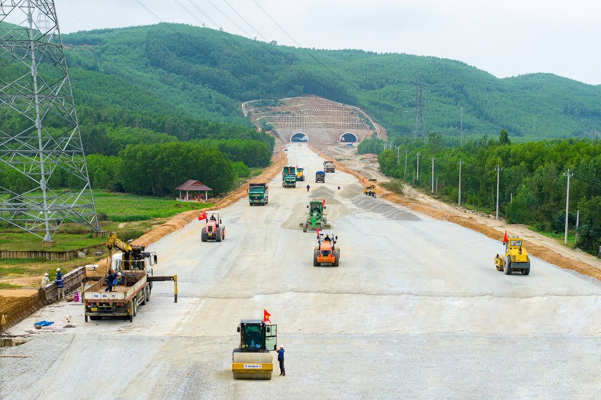 Phát triển mạng lưới đường bộ cao tốc khu vực miền Trung - Tây Nguyên