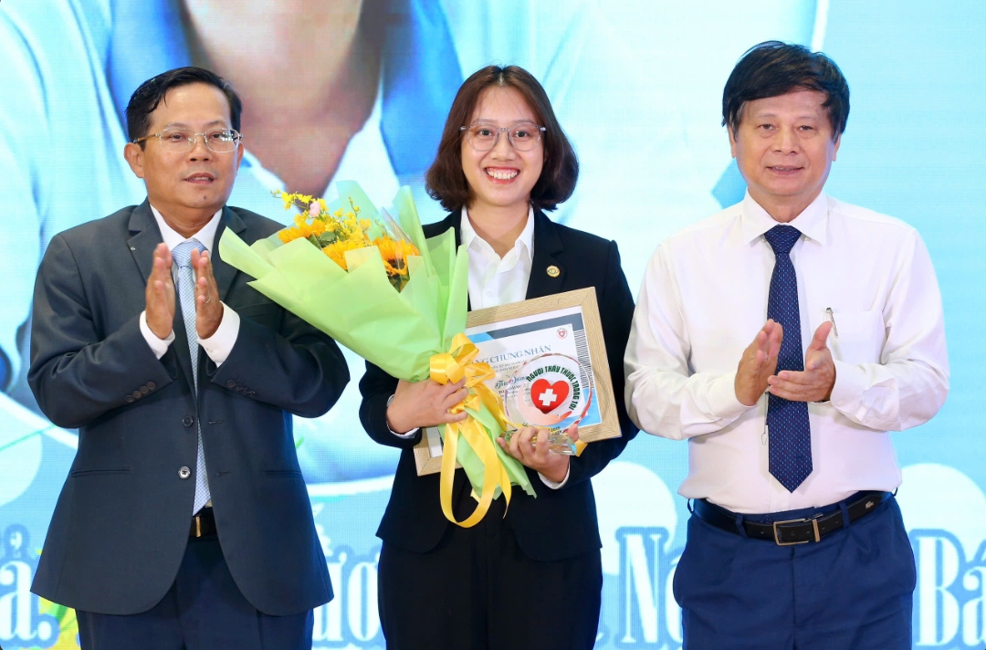 Báo Người Lao Động trao giải \