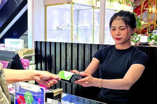 Ngân hàng “chip hóa” thẻ vật lý