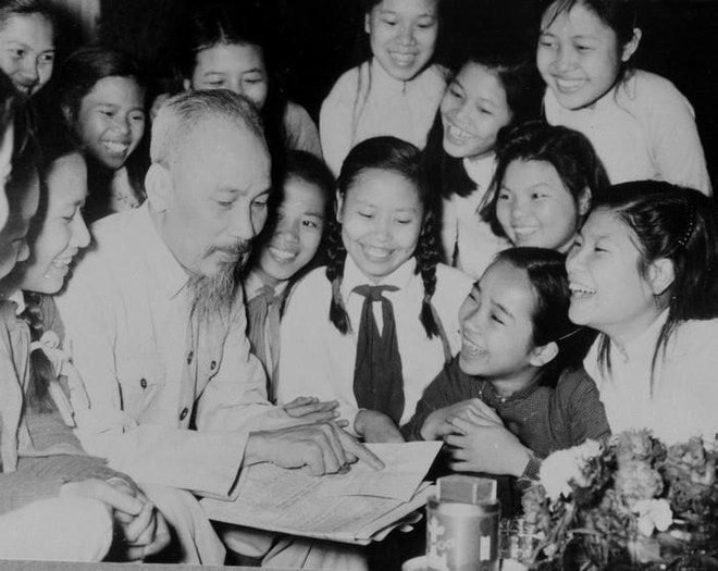 Soi mình trong tấm gương Bác Hồ