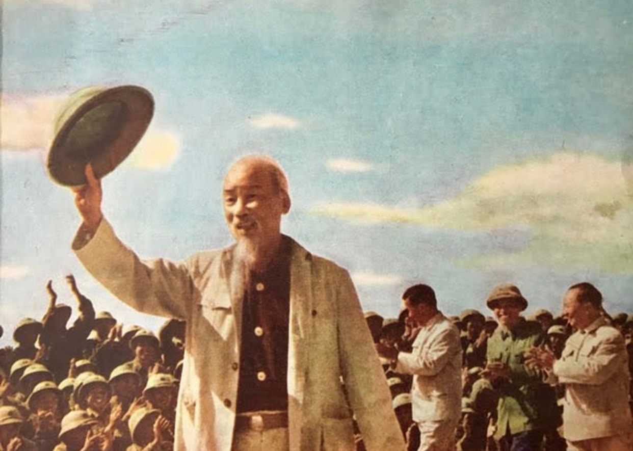 Bác vẫn cùng chúng cháu hành quân