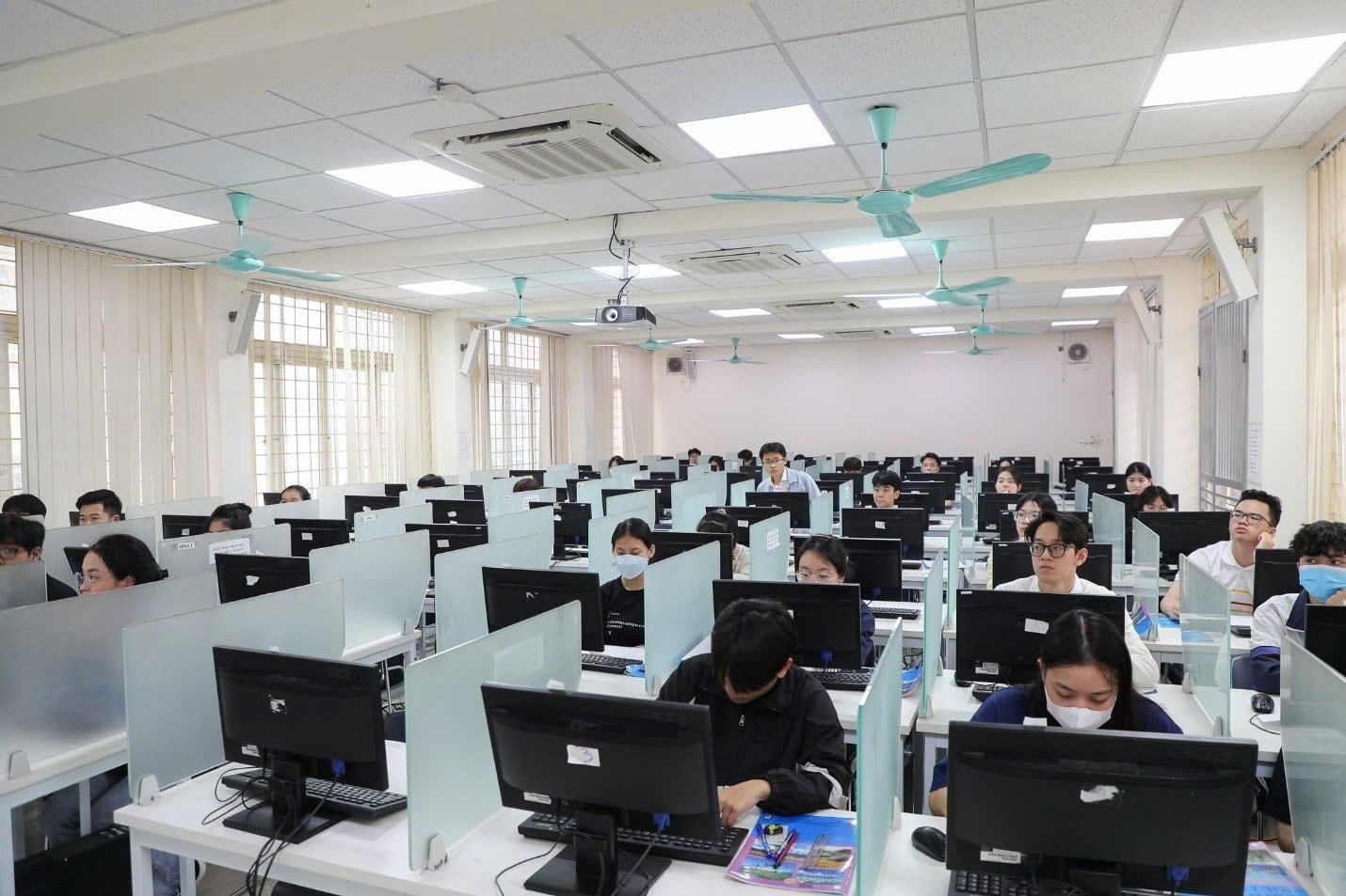 Giấc mơ số hóa và bài toán kinh phí để triển khai thi tốt nghiệp THPT trên máy tính