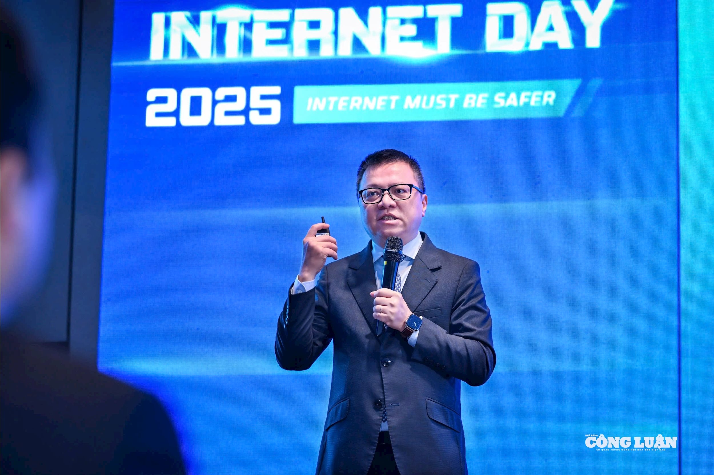 Báo chí đứng trước \'bài kiểm tra niềm tin\' khi AI làm mờ ranh giới thật - giả