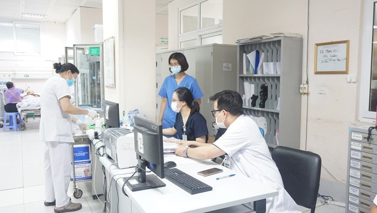 Liên thông dữ liệu khám chữa bệnh, người dân Hà Nội được tra cứu Sổ sức khỏe điện tử trên VNeID/iHanoi