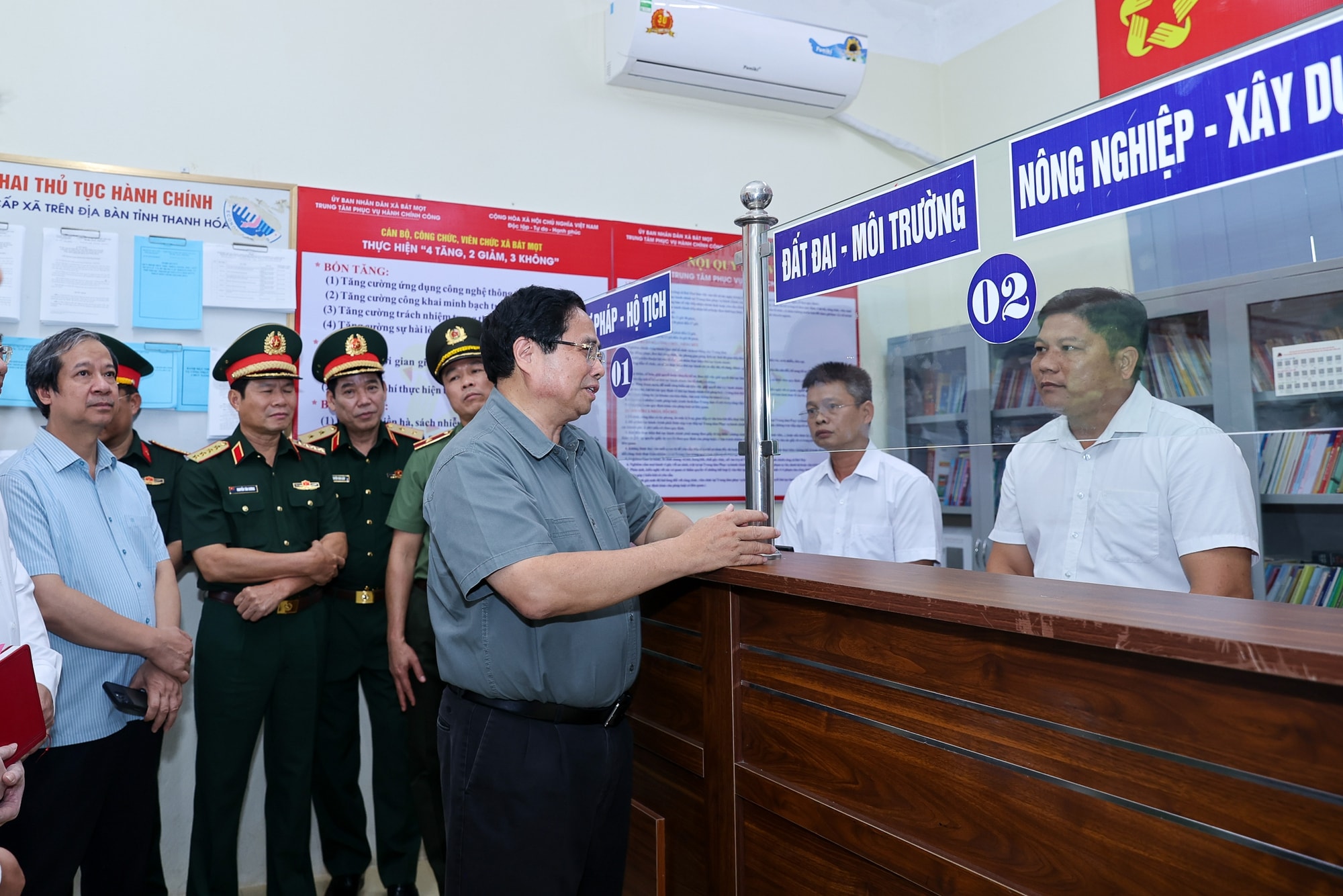 Thủ tướng yêu cầu bố trí cán bộ, công chức cấp xã đúng chuyên môn