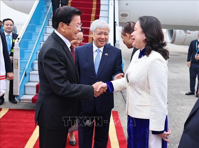 Tổng Bí thư, Chủ tịch nước Lào Thongloun Sisoulith và Phu nhân bắt đầu thăm cấp Nhà nước tới Việt Nam