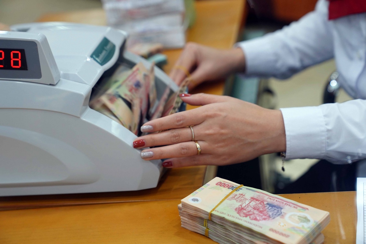 Trong biến động, tiết kiệm là “hầm trú ẩn” an toàn được ưa thích