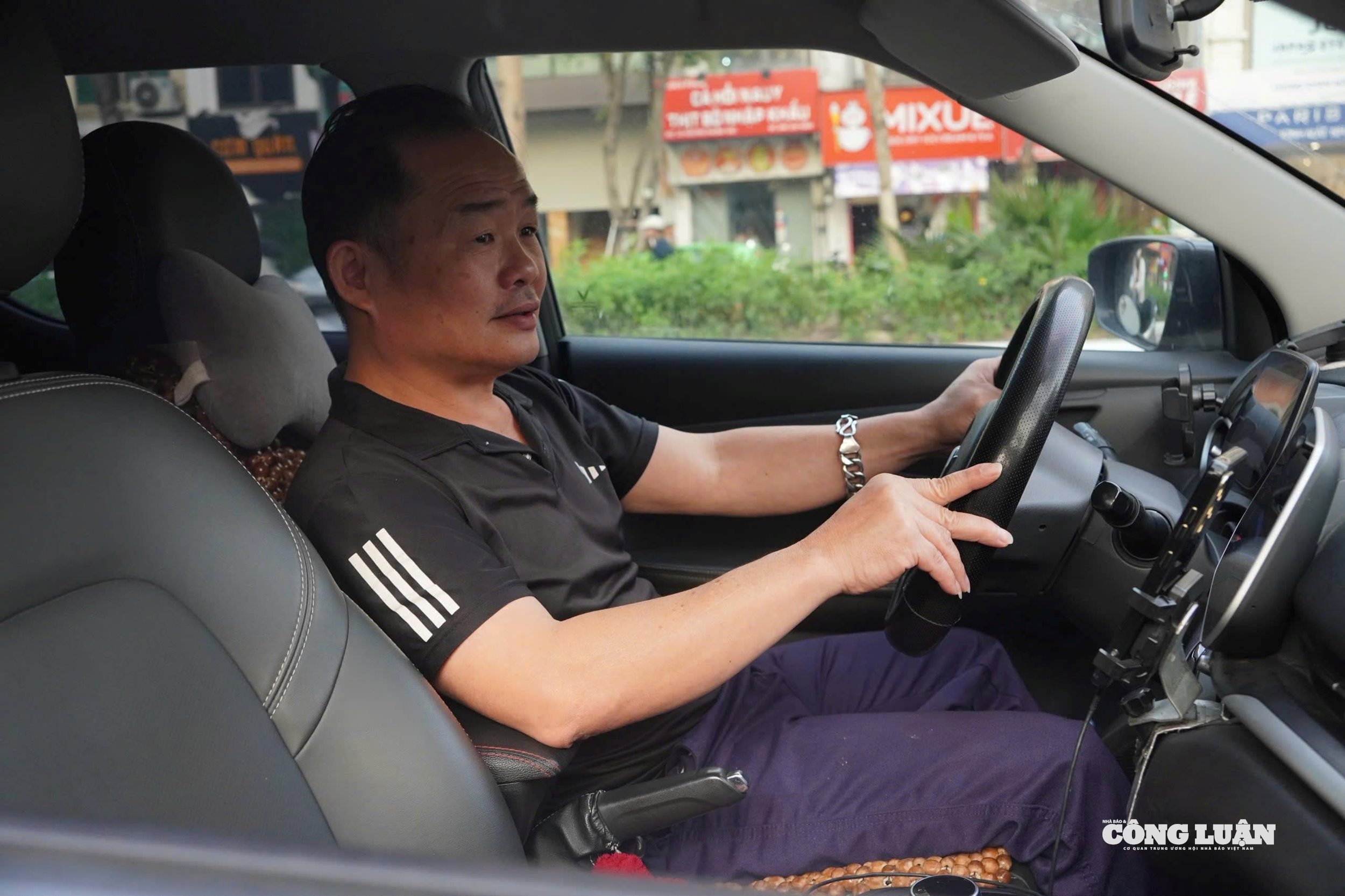 Hà Nội chuyển đổi taxi xăng sang xe điện, tài xế lo lắng điều gì?