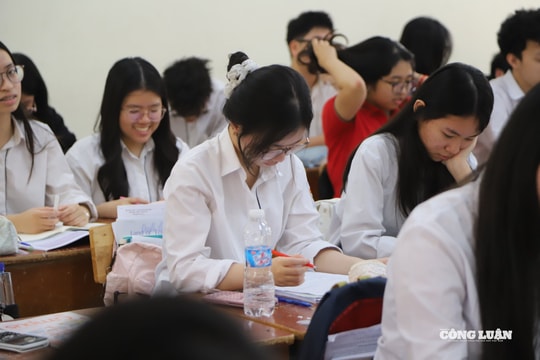 Vừa mở cổng tuyển sinh lớp 10 ở Hà Nội 4 ngày: Trường top chen chúc hồ sơ, suất công lập chỉ dành cho 65% học sinh