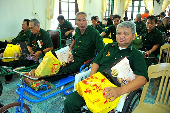 Chăm lo người có công nhân dịp kỷ niệm 51 năm Ngày Giải phóng miền Nam, thống nhất đất nước