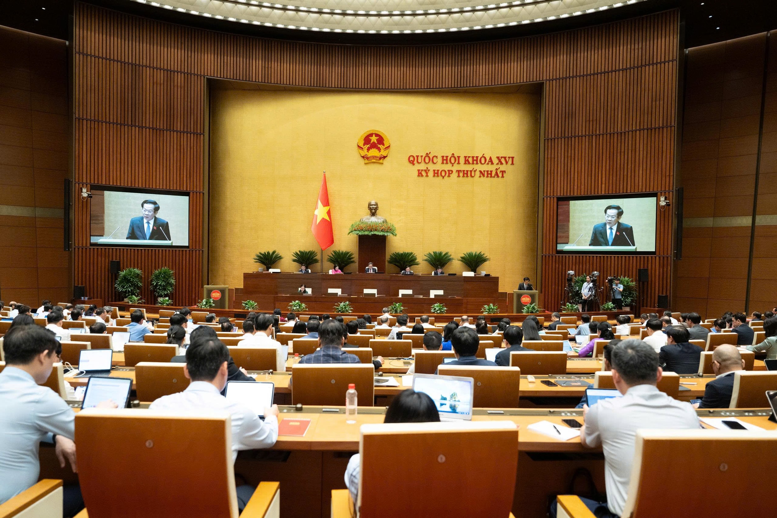Hôm nay, Quốc hội biểu quyết thông qua nhiều nghị quyết quan trọng và bế mạc Kỳ họp thứ Nhất