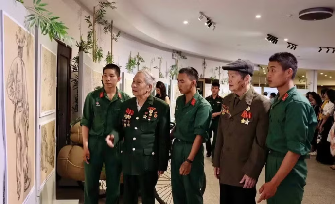 Triển lãm ký họa kỷ niệm 72 năm Chiến thắng Điện Biên Phủ