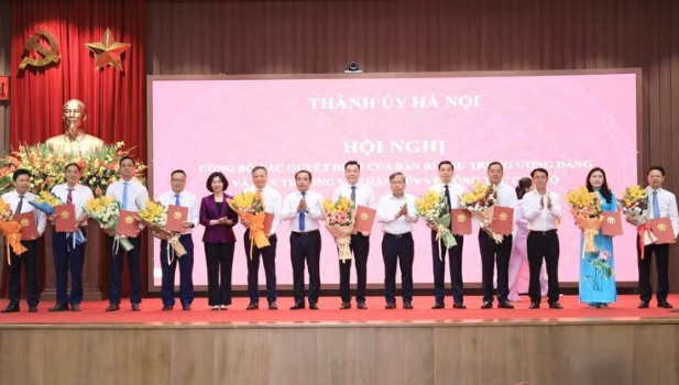 Hà Nội công bố nhiều quyết định về công tác cán bộ