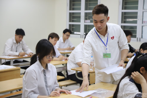 Sau câu hỏi khó về \'Steve Jobs Việt Nam\' trong đề Ngữ văn, sĩ tử tự tin chinh phục môn Toán chiều nay